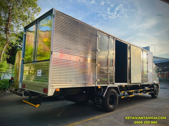 Xe tải Hino 8 tấn FG8JT8A thùng kín 6 cửa thùng dài 8m8 - Hino 8 tấn thùng kín dài 8m8 thiết kế 6 cửa