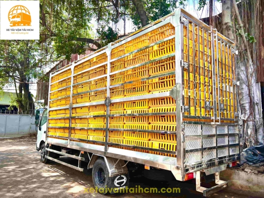 Xe tải Hino 5 tấn chuyên chở gia cầm 256 lồng  – Sự lựa chọn tuyệt vời cho doanh nghiệp của bạn