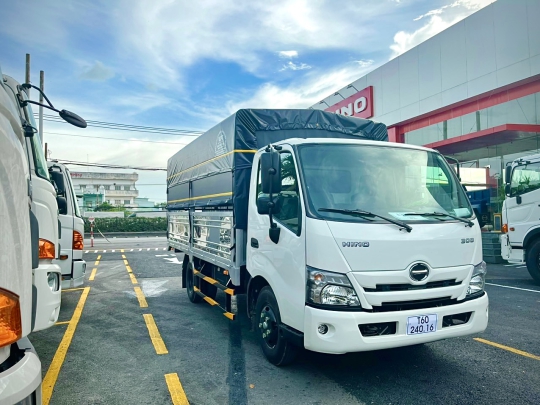 Xe Tải Hino 2 Tấn 5 Thùng Mui Bạt | Giá Xe Hino 2 Tấn 5 Mới Nhất 2023