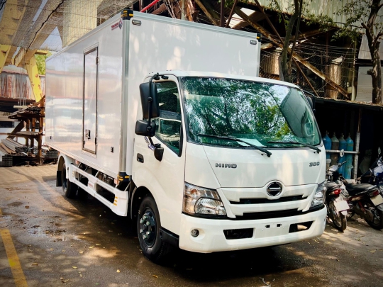 Xe Tải Hino 5 Tấn Thùng Bảo Ôn Trần Auto