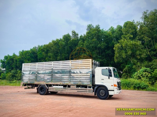 Xe tải Hino 8 tấn FG8JT7A thùng chở heo có hệ thống làm mát