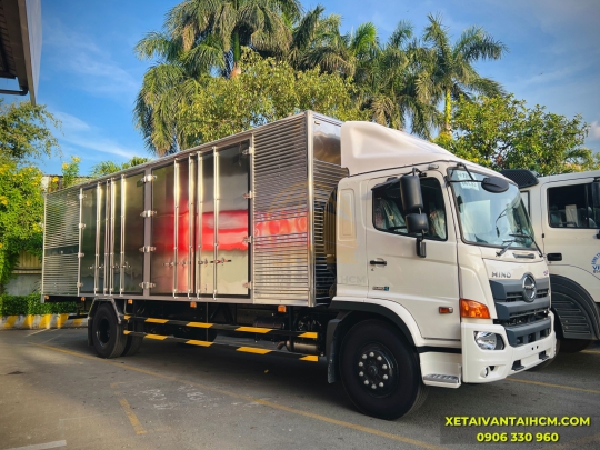 Xe tải Hino 8 tấn FG8JT8A thùng kín 6 cửa thùng dài 8m8 - Hino 8 tấn thùng kín dài 8m8 thiết kế 6 cửa