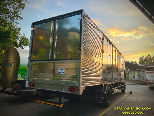 Xe tải Hino 8 tấn FG8JT8A thùng kín 6 cửa thùng dài 8m8 - Hino 8 tấn thùng kín dài 8m8 thiết kế 6 cửa