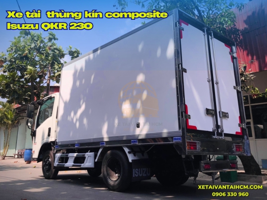 Xe tải Isuzu QKR 230 thùng kín Composite - Isuzu QKR 230 thùng kín vách composite