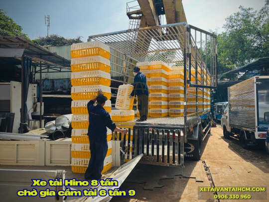Xe tải Hino 8 tấn FG8JT8A thùng chở gia cầm tải 6 tấn 9 - Hino 8 tấn chở gia cầm tải 6 tấn 9
